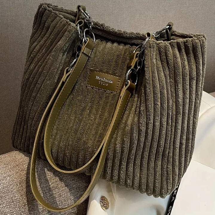 Alvhilde | Soft ribbed bag with stylish metal chain