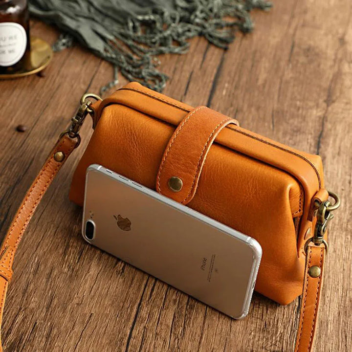 Edis | Classic Retro Shoulder Bag in Compact Format