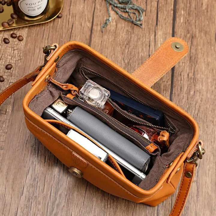 Edis | Classic Retro Shoulder Bag in Compact Format